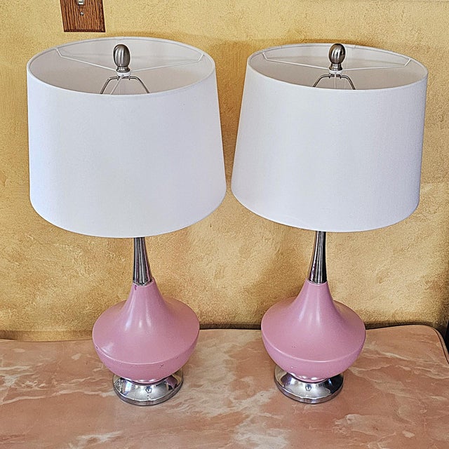 Mid-Century Modern Pair of Vintage Pink Ceramic Table Lamps in Mid-Century Modern Atomic Style -After Gordon Martz For Sale - Image 3 of 18