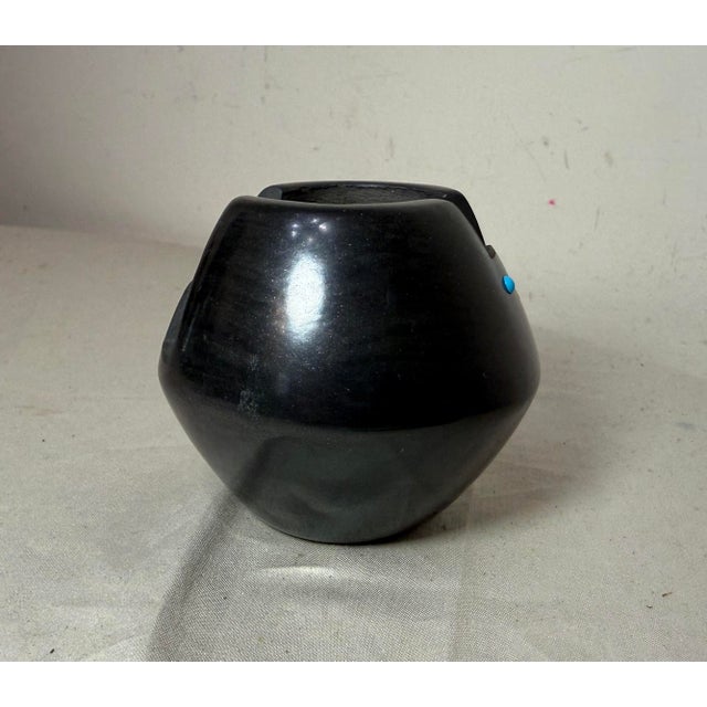 1990s Vintage Vida Baca Native American Zuni Carved Black Pottery Turquoise Stone Bowl For Sale - Image 5 of 10