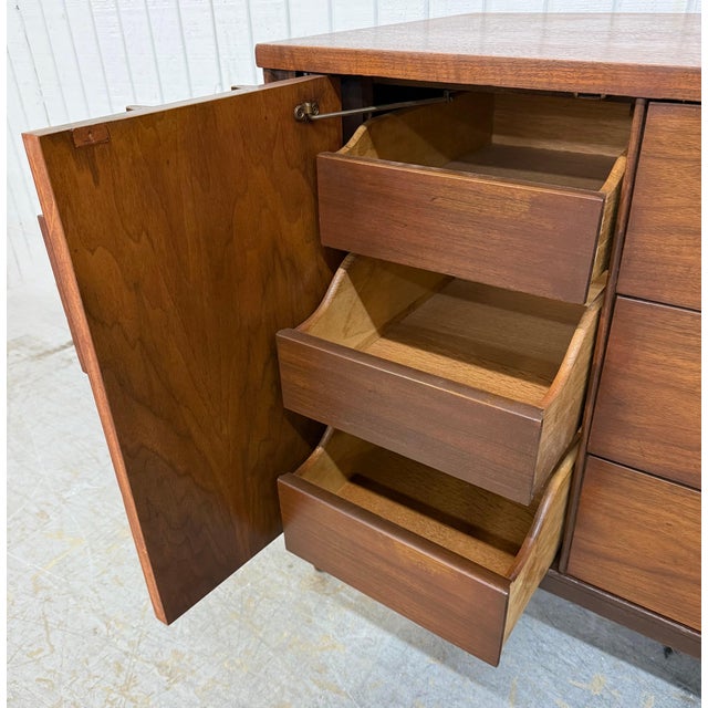 1960s Mid-Century Modern Kent Coffey Perspecta 12-Drawer Walnut Dresser For Sale - Image 5 of 10