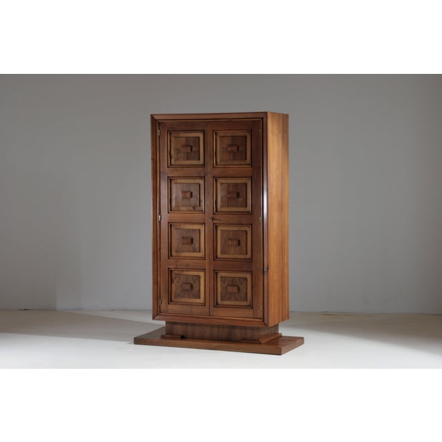 An elegant Art Deco bar cabinet, crafted from walnut and dating from the 1930s. This piece is distinguished by its...
