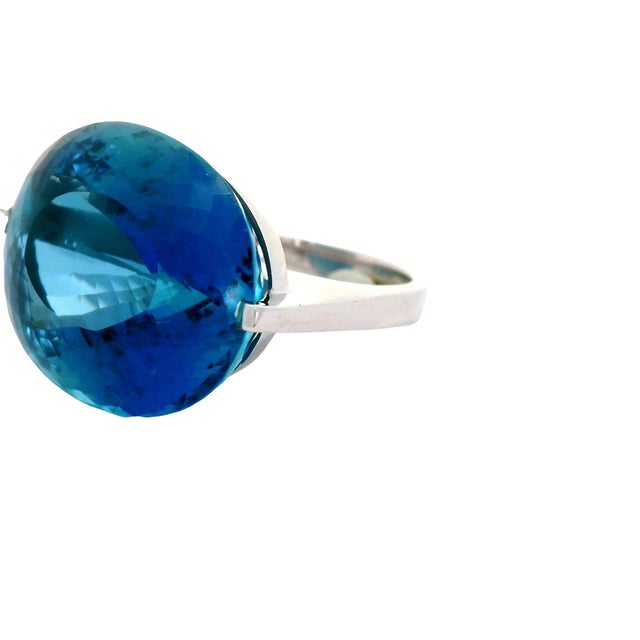 Superb 27.20 Carat Aquamarine 18k White Gold Solitaire Ring, Size 8 For Sale In Los Angeles - Image 6 of 7