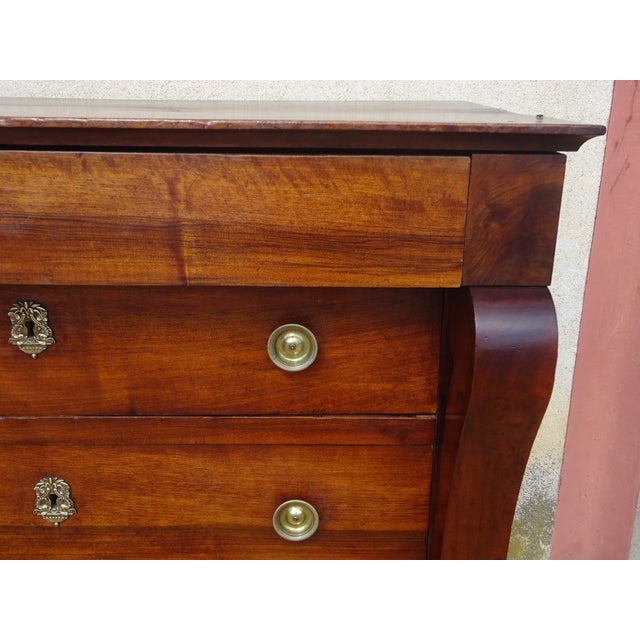 Antique solid walnut chest of drawers with crossbars dating from the 1810s/1830s. Solid walnut on all visible sides, with...