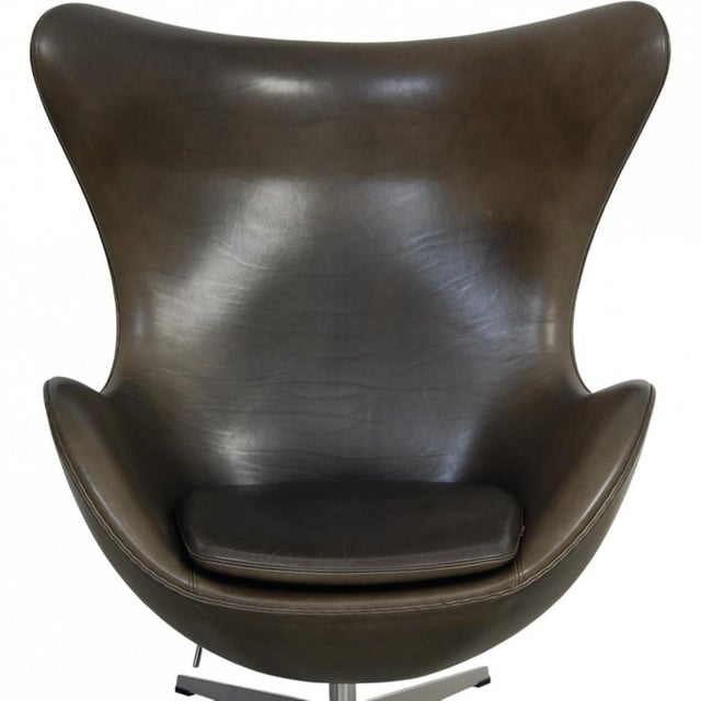 Egg Chair in Black Leather by Arne Jacobsen, 2010 For Sale - Image 3 of 18