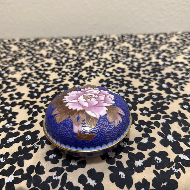1960s Vintage Chinese Cloisonné Enamel Peony Trinket Box in Cobalt Blue For Sale - Image 5 of 7