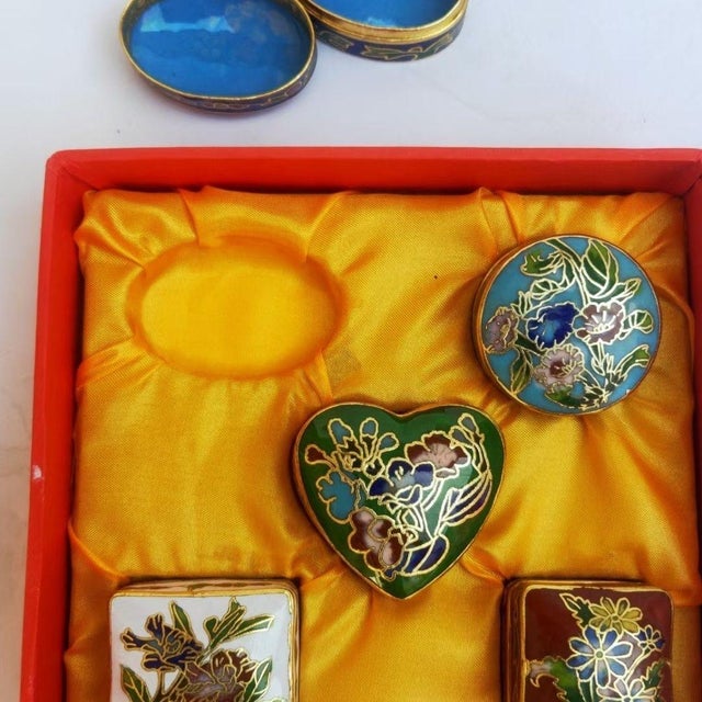 Set of 5 Vintage Cloisonné Enamel Miniature Boxes – Floral Motif, in Presentation Box For Sale In Los Angeles - Image 6 of 9