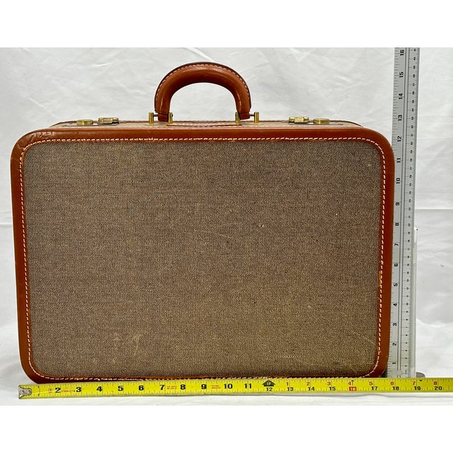 Vintage 1940s Lincoln "Zephyrweight" New York Tweed & Leather Overnight Suitcase in Nice Condition For Sale - Image 18 of 18