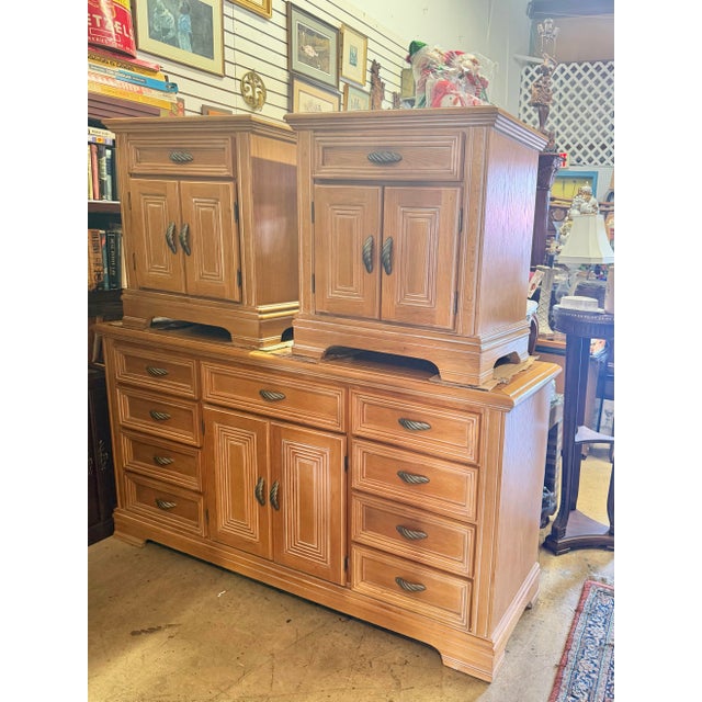 Vintage Wynwood Furniture Traditional Oak Bedside Cabinets / Nightstands - A Pair For Sale - Image 10 of 11