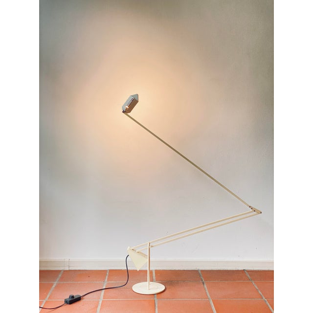Outstanding floorlamp with a unique mechanism, based on a design by Fridolin Naef from the early 1980s. The Flamingo’s...