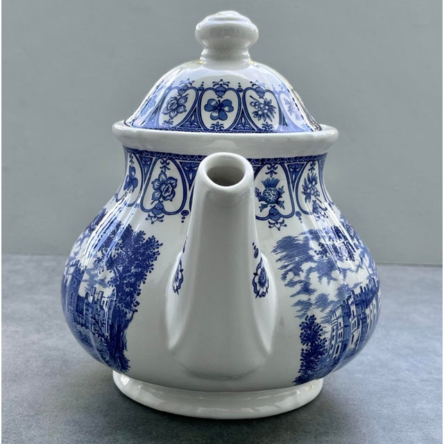 English Vintage 1977 Silver Jubilee Queen Elizabeth II Commemorative Blue & White Broadhurst Tea Set: Teapot, Milk Jug, Tea Plate - Set of 3 For Sale - Image 3 of 18