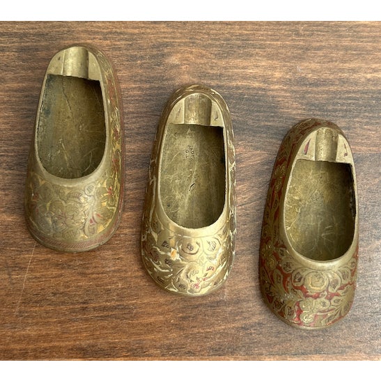 Traditional Set of Three Vintage Brass Shoe-Shaped Pocket Ashtrays Made in G. L. India For Sale - Image 3 of 18