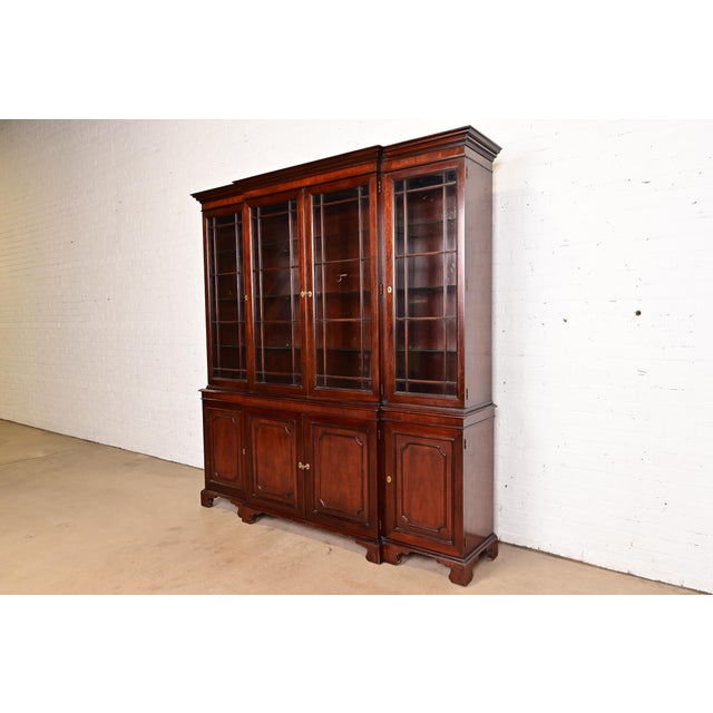 English Kindel Furniture Georgian Carved Mahogany Lighted Breakfront Bookcase Cabinet For Sale - Image 3 of 12