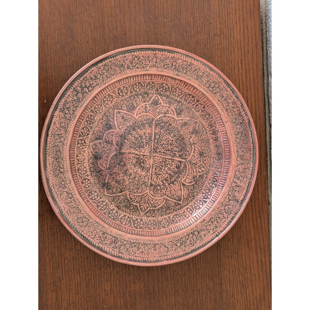 1940s Artisanal Hand-Engraved Turkish Copper Charger or Ottoman Serving Tray Vintage Ottoman Style Hand-Hammered Copper Plate With Intricate Engraving For Sale - Image 5 of 7