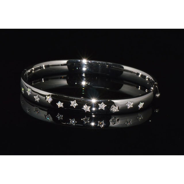 Gorgeous 18K solid gold diamond hinged bangle bracelet with natural diamonds. This luxurious bangle features 11 natural...