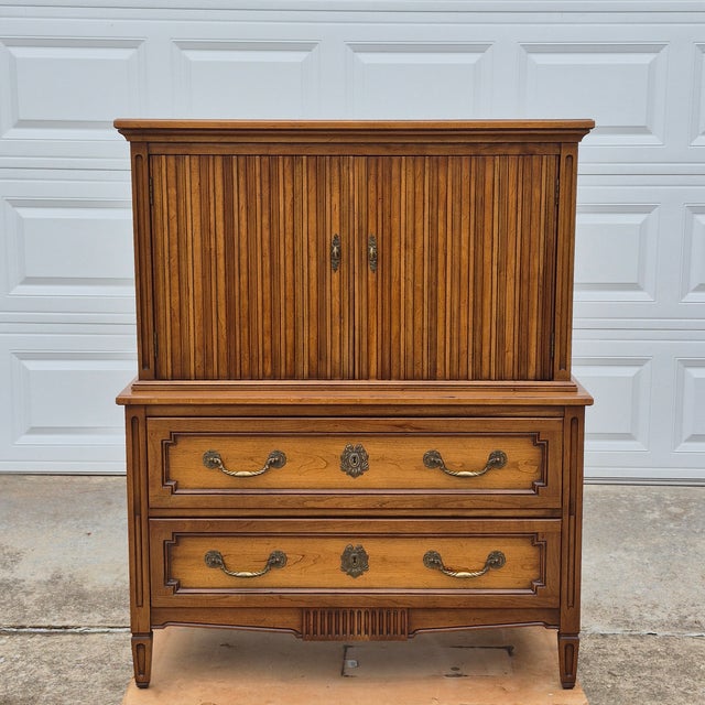 This is a handsome French Regency style gentleman’s chest by luxury American furniture maker Henredon. The dresser...