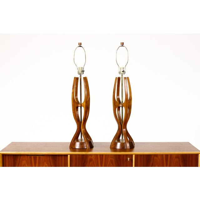 #1934 — Mid Century Vintage Modeline Table Lamps — Walnut + Brass — Sculptural Form — Pair Great vintage table lamps....
