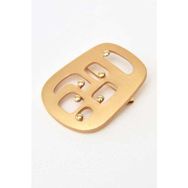 This is part of Chairish’s Costume Jewelry assortment. This sculptural form and au courant signed vintage modernist...
