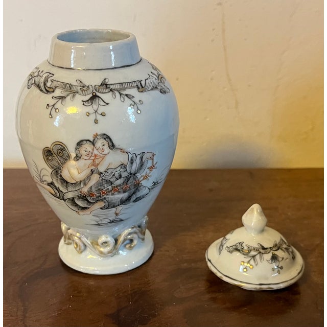 Antique 18th Century Qianlong Chinese Export Porcelain Tea Caddy Urn Decorated en Grisaille With Courting Couples For Sale - Image 9 of 12