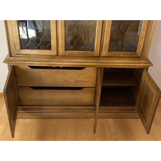 Brown Mid-Century Drexel China Cabinet With Arched Lattice Glass Doors For Sale - Image 8 of 12