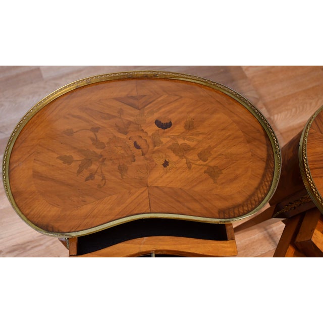 1930s French Style Satinwood Inlaid Pair of Nightstands / Bedside Tables, 2 Pieces For Sale - Image 4 of 17