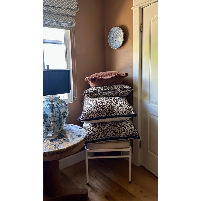 A chic throw pillow, made exclusively for THE TASTEMAKER SHOPPE. In excellent new condition, wrapped in Thibaut’s sexy...