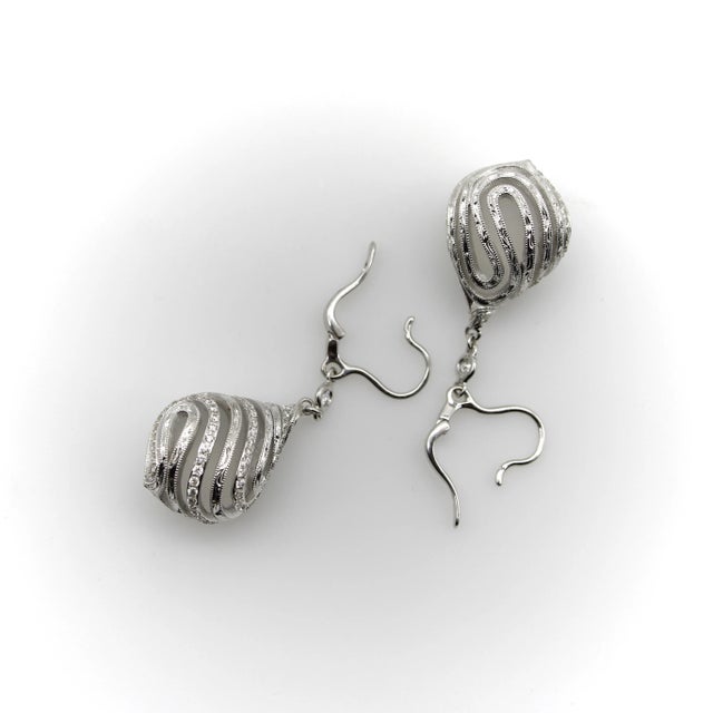 1970s 1970s 18k White Gold Diamond Drop Rock Crystal Earrings With Hand Engraved Cage Setting - 2 Pieces For Sale - Image 5 of 5