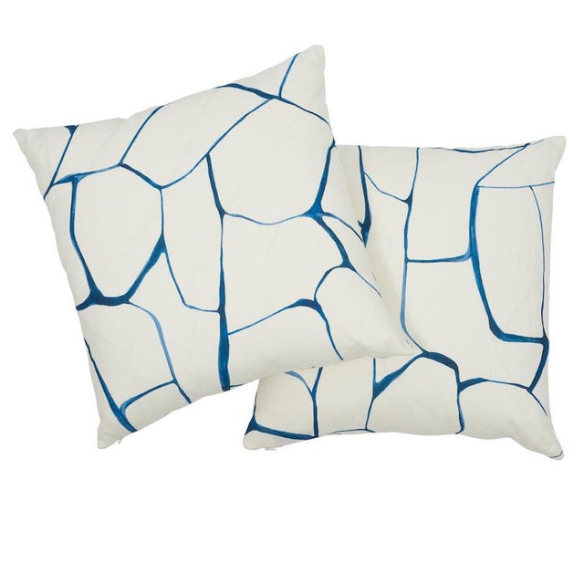 This pillow features Filigree by Porter Teleo for Schumacher with a Knife Edge finish. Designed by Porter Teleo, this...
