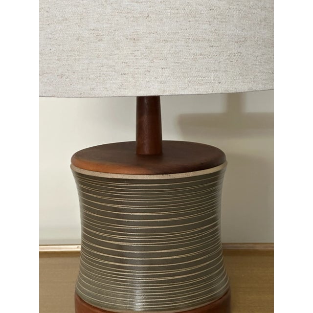 Marshall Studios 1960s Jane and Gordon Martz Ceramic and Walnut Table Lamp, Unmarked For Sale - Image 4 of 9