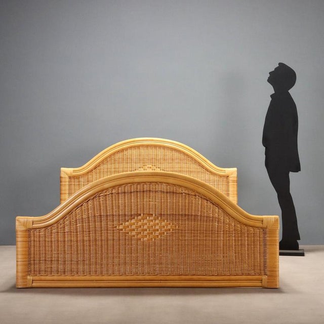Double bed made of wicker and bamboo, dating back to the 1980s, combining design and functionality with a robust structure...