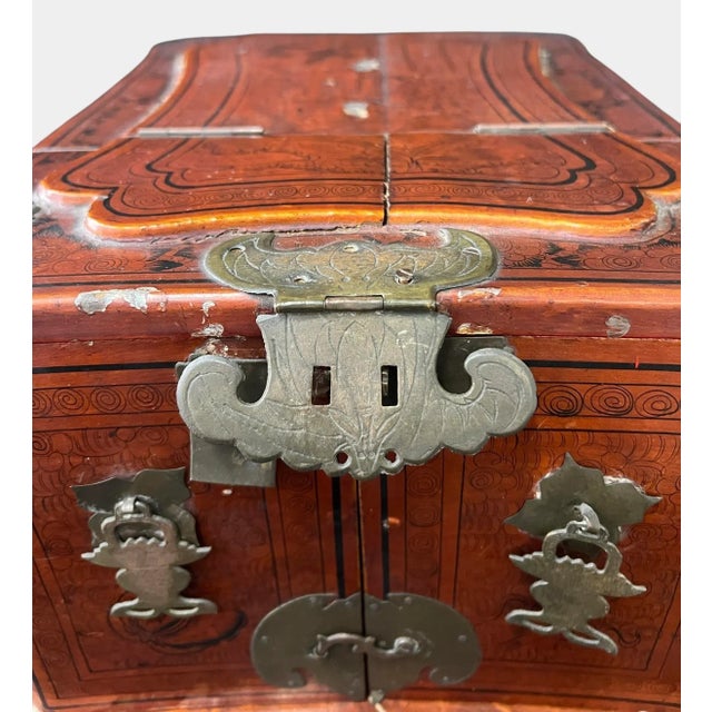 Chinese Qing Dynasty Hand-Painted Travel Jewelry Vanity Box W/ Mirror For Sale - Image 9 of 11