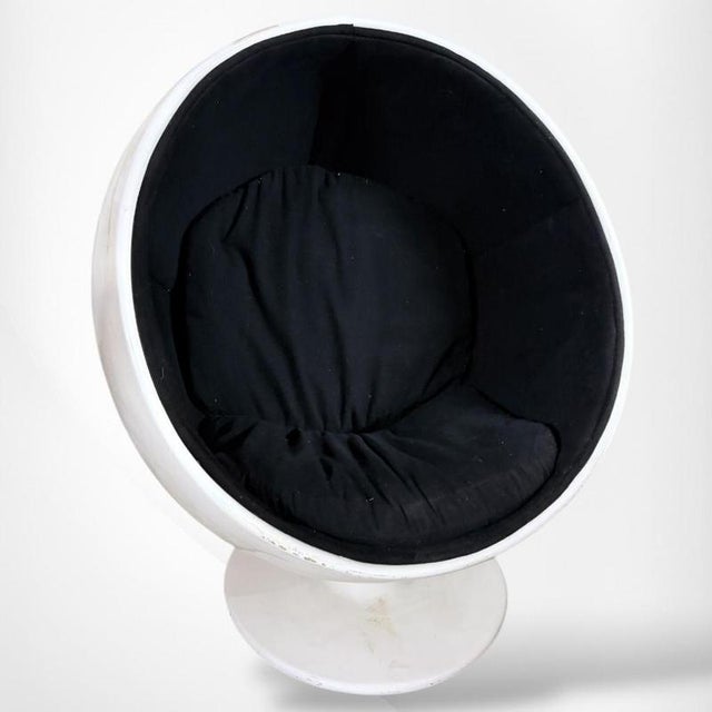 Contemporary Space Age Egg Pod Chair with Sculptural Pedestal Base, 1960s For Sale - Image 3 of 8