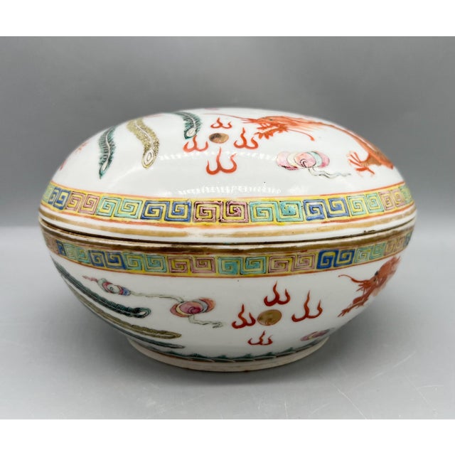 Antique Chinese Guangxu Period Famille Rose Dragon & Phoenix Porcelain Covered Box, 1875–1908 – Chinoiserie / Asian Traditional For Sale - Image 12 of 18