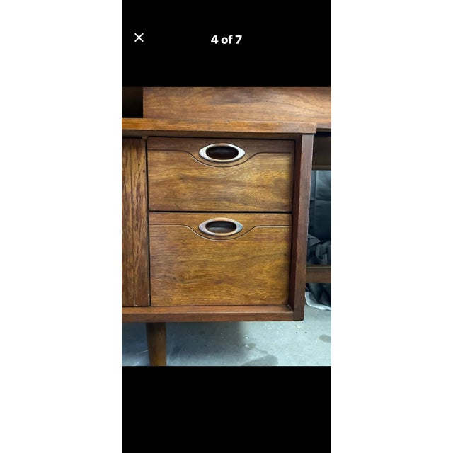 1950s Attributed to Hooker Furniture Mid Century Modern , Large Writing Desk in Walnut For Sale In Las Vegas - Image 6 of 8