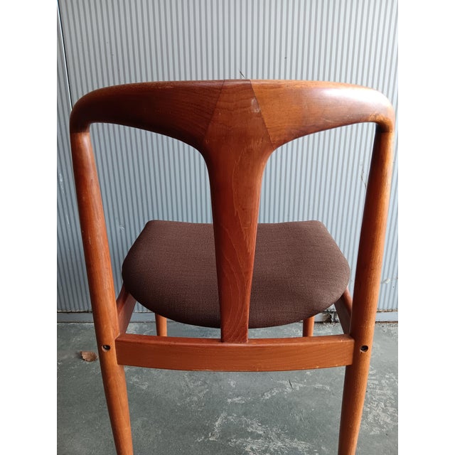 Johannes Andersen Danish Round Teak Dining Table with Juliane Chairs by Johannes Andersen for Vejle Mobelfabrik, 1960, Set of 5 For Sale - Image 4 of 14