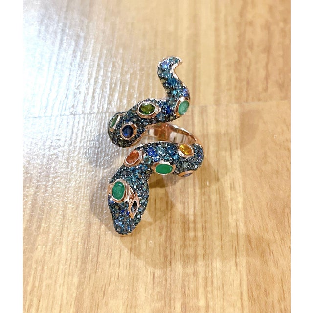 Baroque Bochic "Orient" Vintage Emerald & Fancy Sapphires Serpent Ring 18K & Silver For Sale - Image 3 of 18