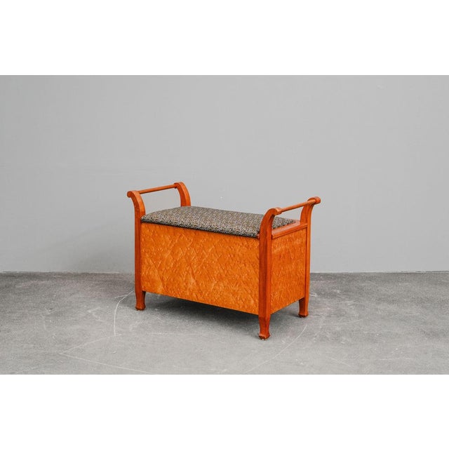 Art Nouveau Chest Bench in Cherry Wood and Bird's-Eye Maple, 20th Century For Sale - Image 4 of 18