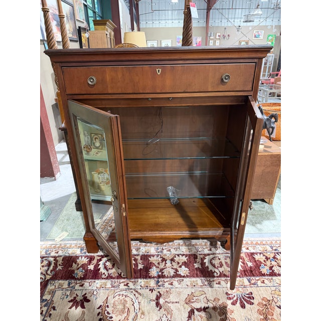 Late 20th Century Late 20th Century Hekman Furniture Mahogany Glass Door Curio Display Cabinet With Drawer For Sale - Image 5 of 11