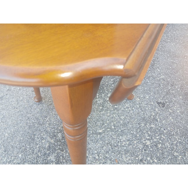 1970s Vintage Ethan Allen Heirloom Maple Tripod Side Table For Sale - Image 5 of 10
