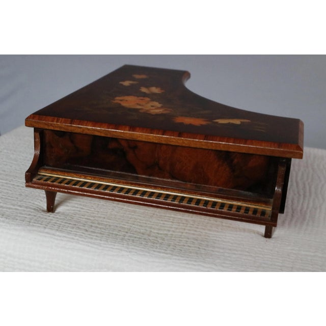 1950s Large Italian Floral Marquetry Piano Shaped Music Jewelry Box - Plays "Torna a Surriento" For Sale - Image 4 of 15