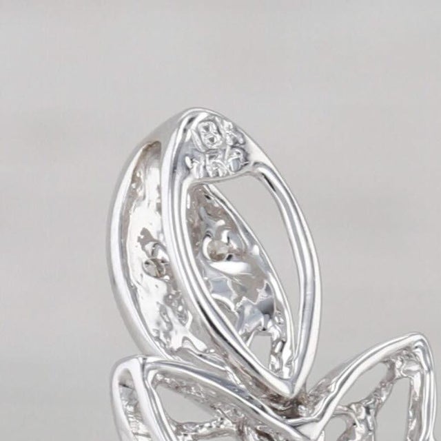Modern 0.12ctw Diamond Filigree Ornate Pendant 18k White Gold Fring Drop For Sale - Image 3 of 5