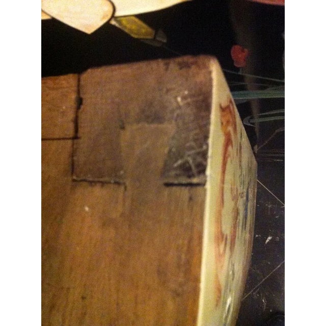 with two drawers without crossbar, decorated with flower borders and country scenes. Gray veined marble. Nineteenth century