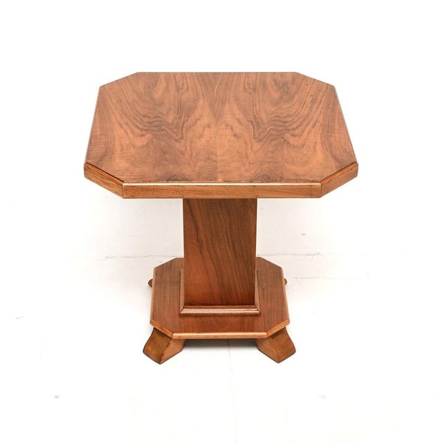 A beautifully made and nicely proportioned original Art Deco figured walnut coffee / side table. This was made in England,...