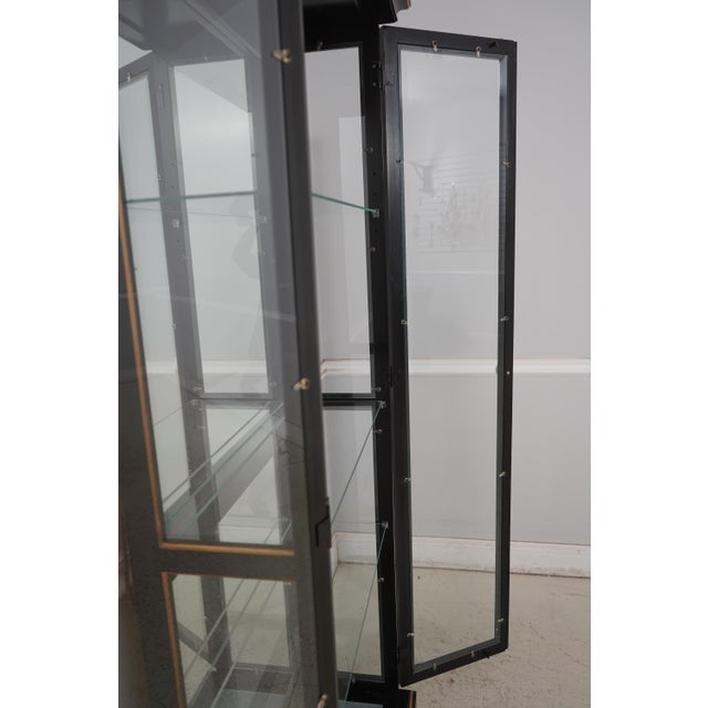 1970s Vintage Ebony Painted Wood & Glass Chinoiserie Display Cabinet For Sale - Image 5 of 12