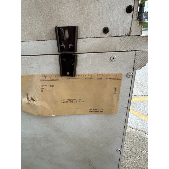 1970s Vintage John Widdicomb Country FrenchChina Vitrine For Sale - Image 5 of 12