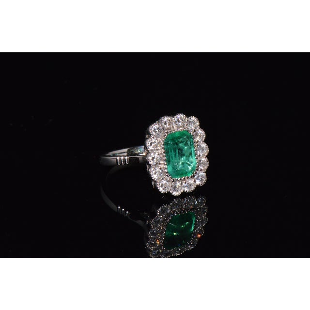 Mid-Century Modern Gia Certified Natural 3.10Cts vs F Diamond Emerald 18k Solid Gold Milgrain Bezel Halo Ring, Size 6.5 For Sale - Image 3 of 14