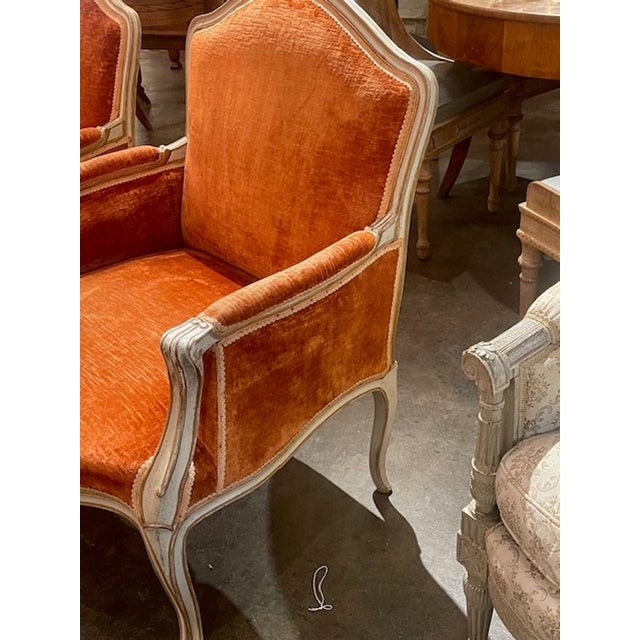 Good Pair of French Louis XV Style Painted Bergeres For Sale - Image 4 of 6
