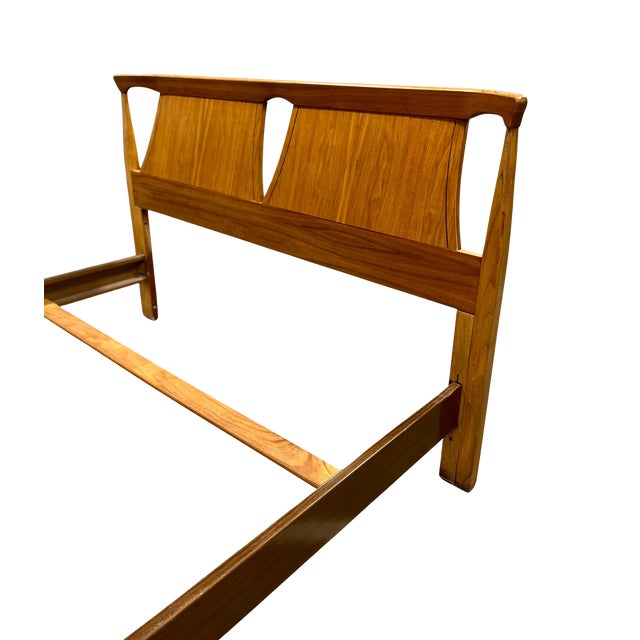Vintage Mid Century Modern Kent Coffey "Perspecta" Walnut Headboard, Footboard, Full Bed Frame For Sale In Chicago - Image 6 of 18