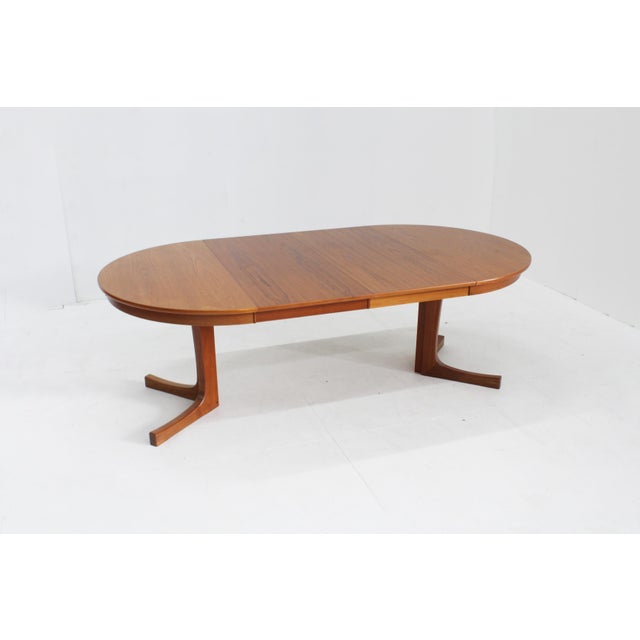 Vintage Danish round extendable dining table from the 1960s with 2 extension leaves, originating from Denmark. Subtle wood...