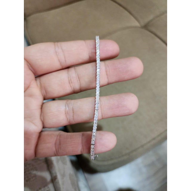 New 3.70ct Diamond Tennis Bracelet in 18k Gold For Sale - Image 4 of 8
