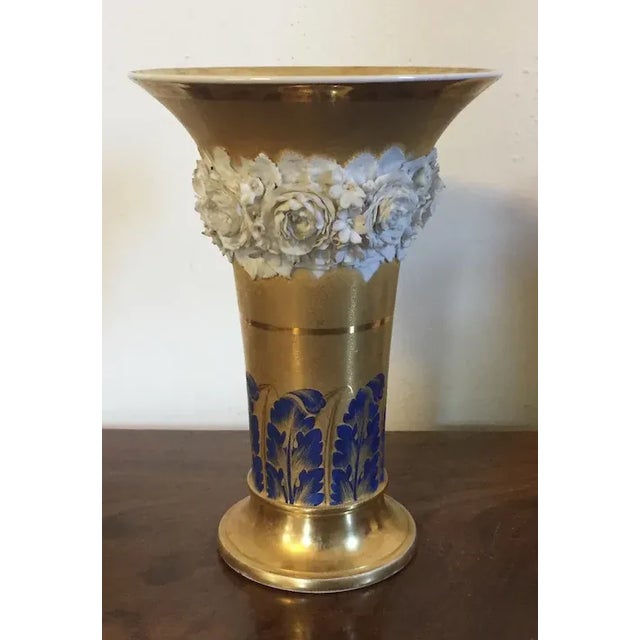 Traditional Antique Early 19th Century French Empire Porcelain Gold Trumpet Vase with Flower Garland For Sale - Image 3 of 12