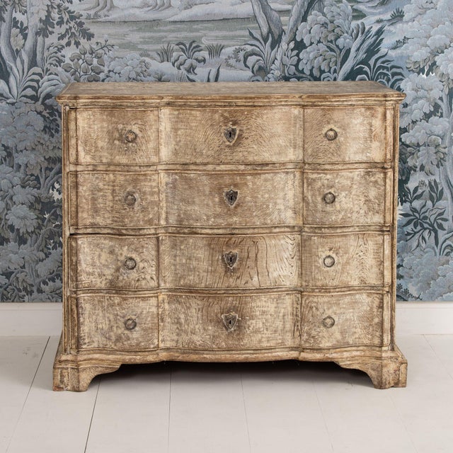 A Danish commode from the 18th c. in original natural patina. A shaped top and beautifully carved arbalète shaped drawers...